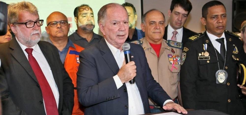 ‘Queremos conter essas manchas antes de chegar nas praias’, diz João Leão