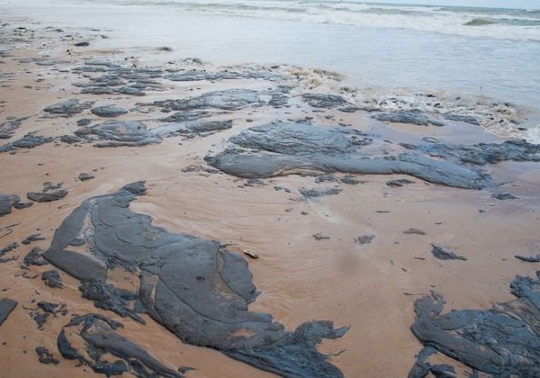 Consumidor pode remarcar viagem a praias atingidas por mancha de óleo