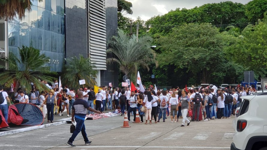 Professores de universidades estaduais realizam manifestação próximo a ALBA nesta terça (7)