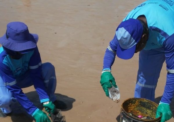 Médico orienta banhistas sobre contato com o petróleo nas praias