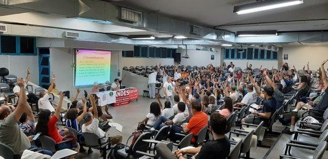 Professores da Uefs aprovam a manutenção da greve