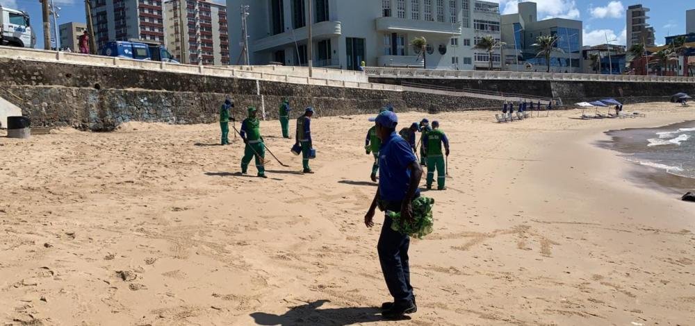Manchas de óleo chegam às praias de Ondina e Farol da Barra