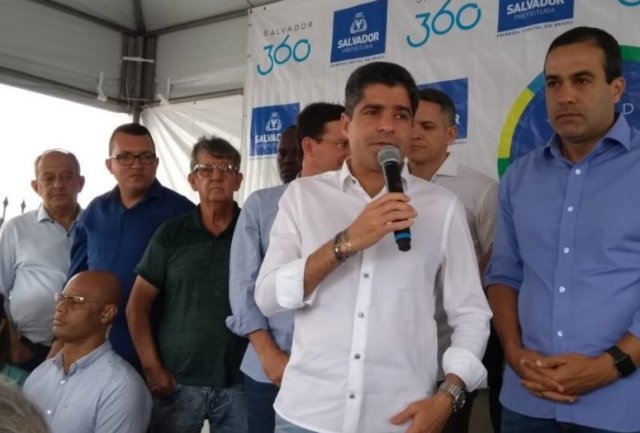 Prefeitura de Salvador coloca 400 funcionários em regime de plantão para recolher óleo em praia