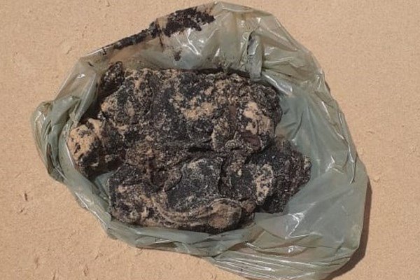 Manchas de óleo chegam ao sul do estado e atingem Itacaré e Ilhéus