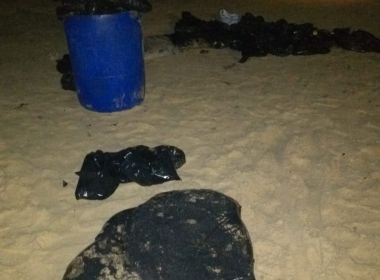 Manchas de óleo chegam a Morro de São Paulo; prefeitura faz remoção do material 