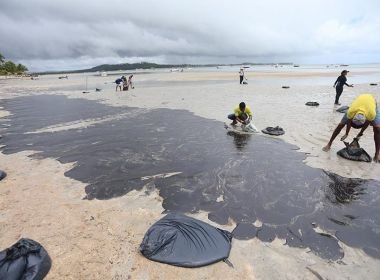 Pescadores de praias com óleo ocupam sede do Ibama na Bahia