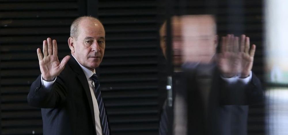 Ministro diz que União não julgava necessário usar Exército para limpar praias nordestinas