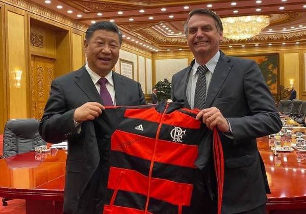 Bolsonaro dá blusão do Flamengo a dirigente chinês: ‘Melhor time da atualidade’