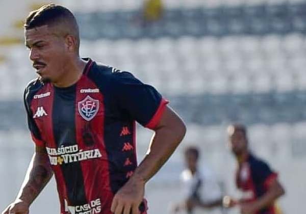 Com um a menos, Vitória faz no final e vence Ponte Preta fora de casa