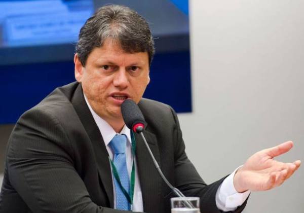 Ministro anuncia fim de taxa extra para voo internacional