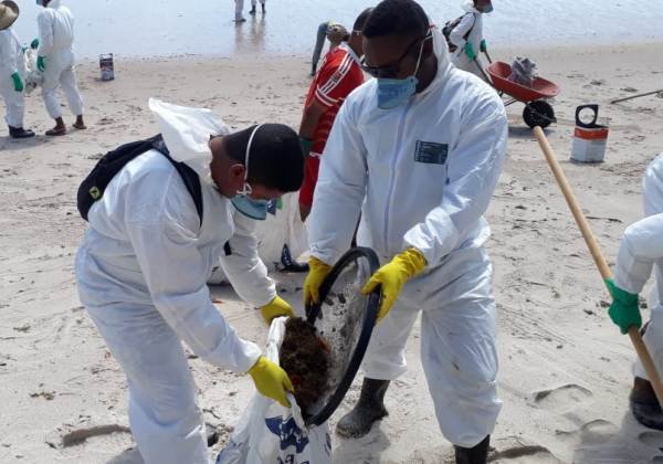 Manchas de óleo chegam a Boipeba