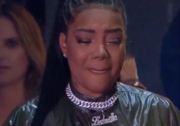 Ludmilla é vaiada e chora ao receber prêmio de melhor cantora