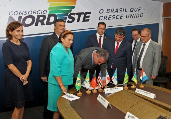 Governadores do NE cobram União por falta de plano de contenção de óleo