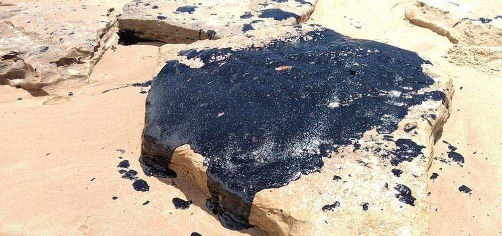 Manchas de óleo voltam a aparecer em Arembepe