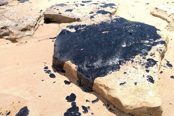 Manchas de petróleo cru voltam a aparecer na praia de Arembepe
