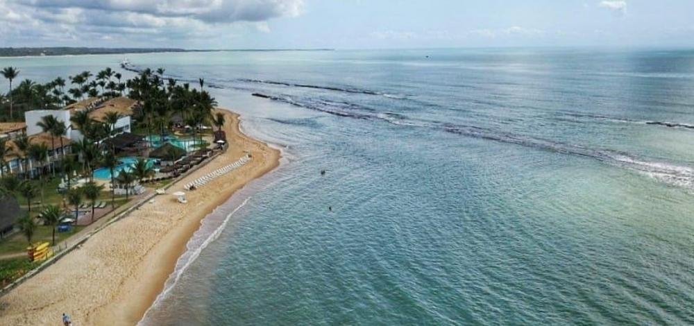 Manchas de óleo chegam a Porto Seguro e 200 kg de material são recolhidos