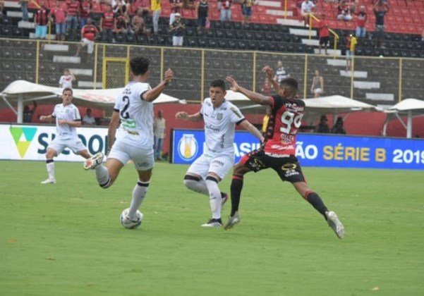 Vitória sofre virada, mas busca empate contra Figueirense no Barradão