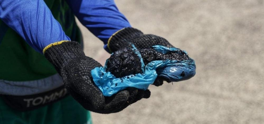 Manchas de óleo voltam a aparecer no Rio Vermelho e novo mutirão é marcado