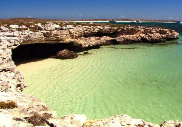 Força-tarefa com agentes públicos, pescadores e voluntários tenta conter óleo em Abrolhos