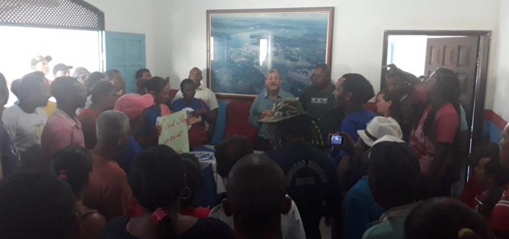 Taperoá: pescadores ocupam prefeitura e pedem soluções para prejuízos causados por óleo