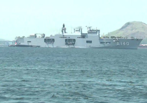 Marinha envia seus dois maiores navios para combate ao óleo no Nordeste