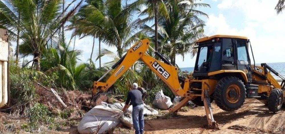Óleo recolhido das praias de Maraú é descartado irregularmente em lixão do município