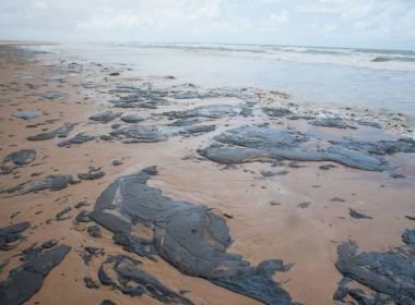 Empresa de navio suspeito por óleo diz ter provas de que não derramou óleo