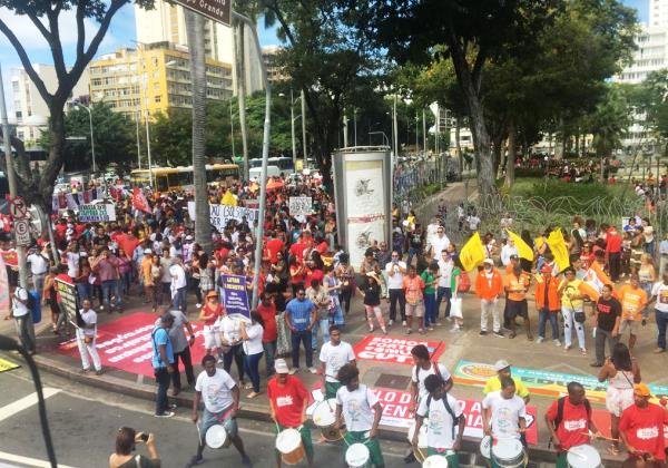 Manifestantes vão às ruas contra defesa do AI-5 feita por Eduardo Bolsonaro