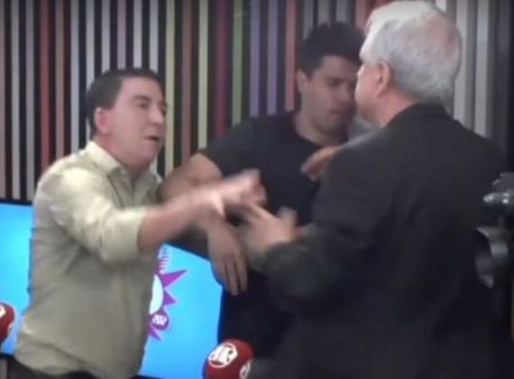 Jornalista Augusto Nunes dá tapa na cara de Glenn Greenwald; veja