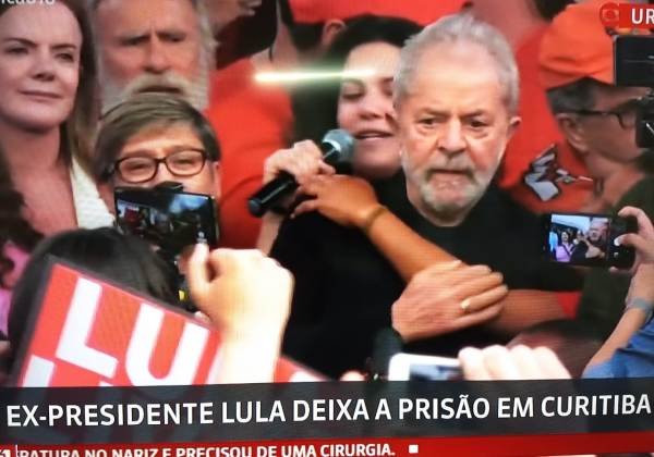 Lula é solto e deixa sede da Polícia Federal em Curitiba