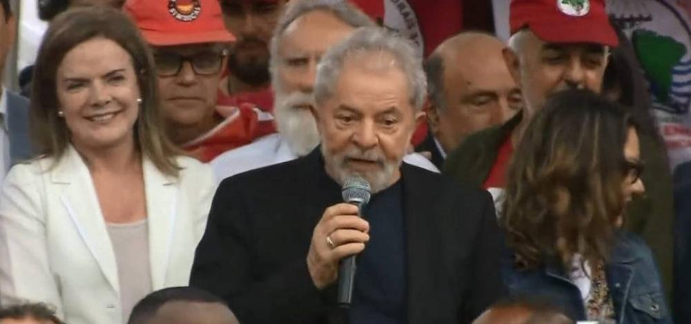 Após deixar prisão, Lula ataca PF, Moro, Judiciário e chama Bolsonaro de mentiroso