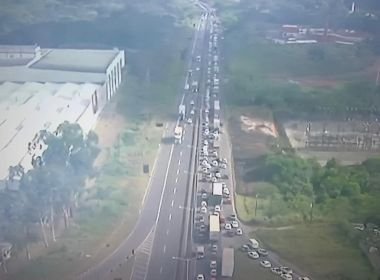 Caminhoneiros protestam contra ação da PRF que retém veículos na BR-324