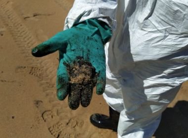 Fragmentos de óleo são recolhidos em quarta praia do Espírito Santo