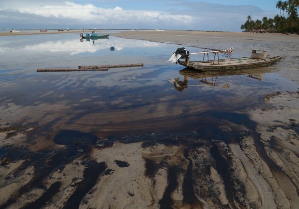 Moradores de Pernambuco que tiveram sintomas após contato com óleo são avaliados