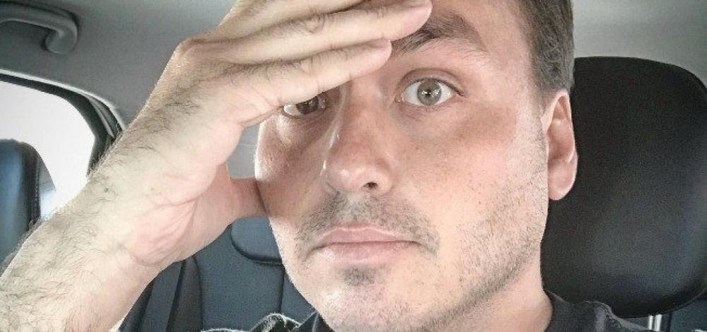 Contas de Carlos Bolsonaro são suspensas das redes sociais