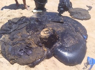 Mutirão recolhe 700 kg de óleo de praias entre Belmonte e Cabrália