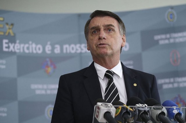 Bolsonaro aumenta jornada de trabalho para bancários; agências funcionarão aos sábados