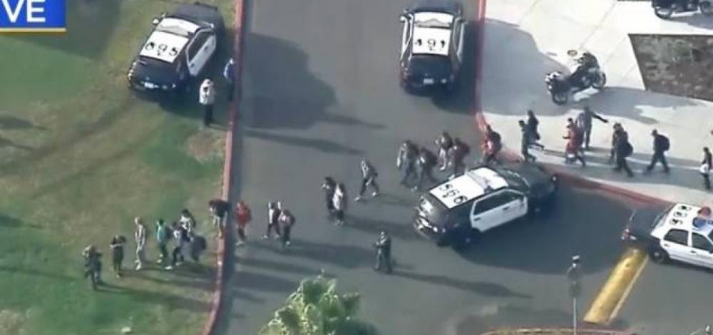 Homem invade escola nos Estados Unidos e atira contra alunos