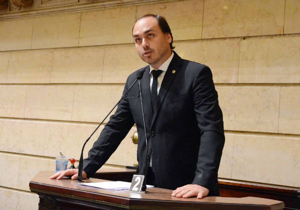 Depoimento de Carlos Bolsonaro à CPI das Fake News deve ficar para 2020