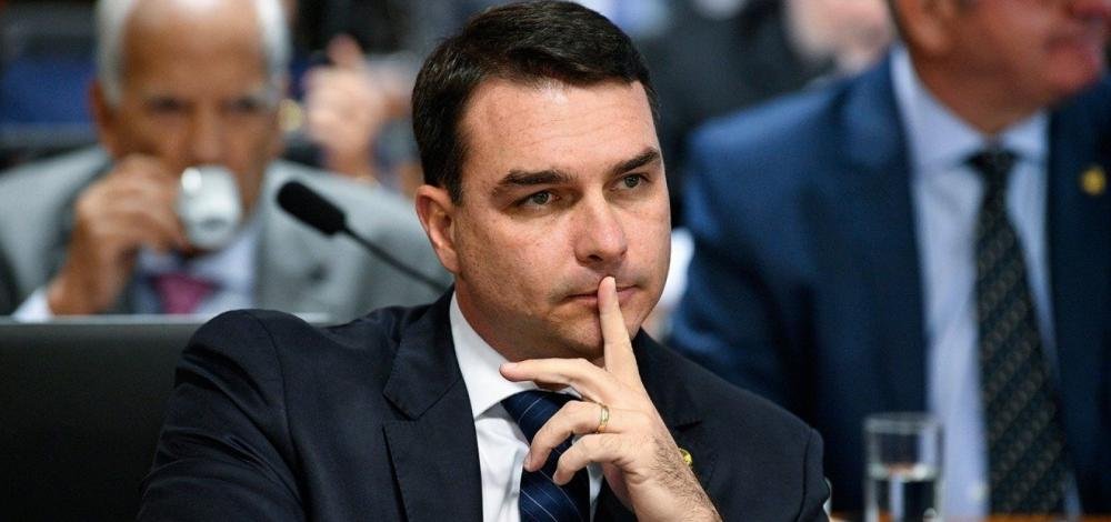 Flávio Bolsonaro pede desfiliação do PSL