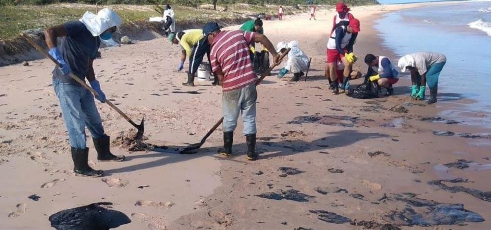 Três cidades baianas seguem com fragmentos do óleo no litoral