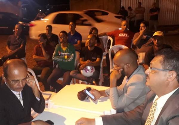 Vereadores fazem sessão na rua e criticam presidente da Câmara