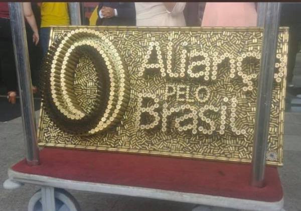 Com apelo a armas, partido de Bolsonaro é lançado