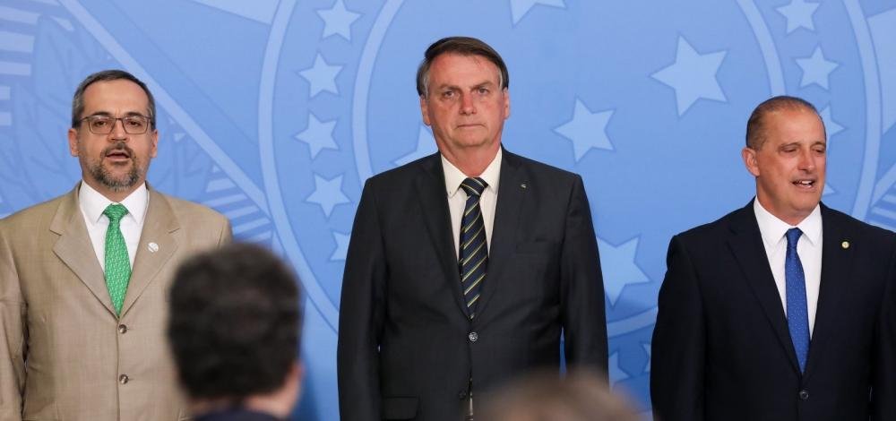 Bolsonaro nega troca de ministros e elogia educação e economia