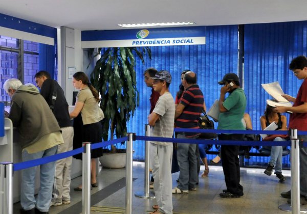 Aposentados do INSS recebem nova parcela do 13º na segunda (25)