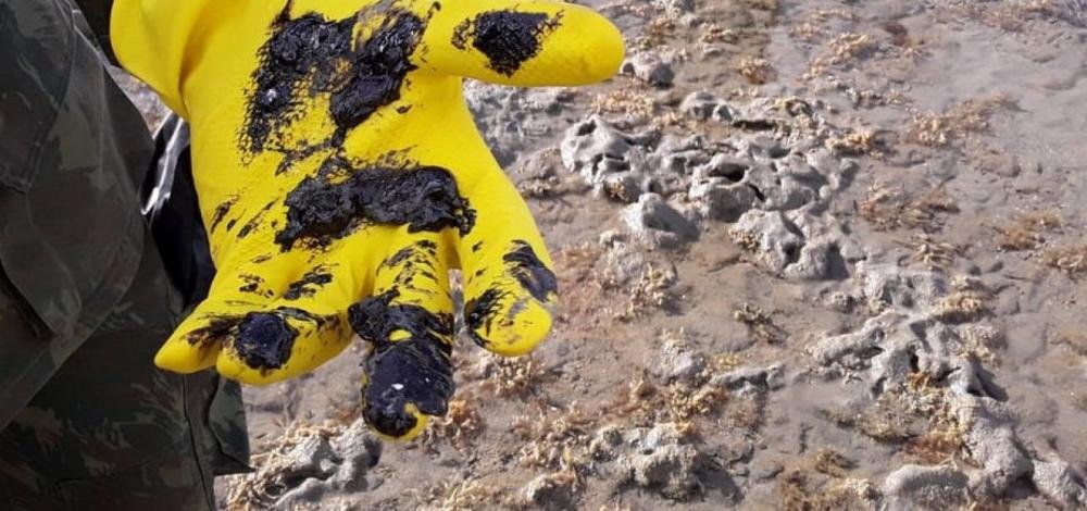 Três cidades do litoral seguem com fragmentos de óleo na Bahia, diz boletim