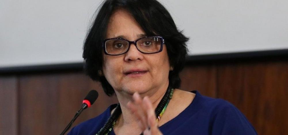 Damares convoca coletiva à imprensa, mas a abandona sem responder perguntas