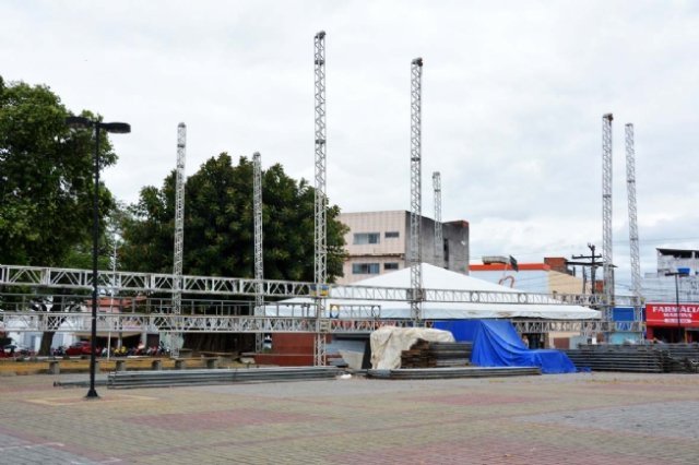 Feira: Iniciada montagem da estrutura para Natal Encantado
