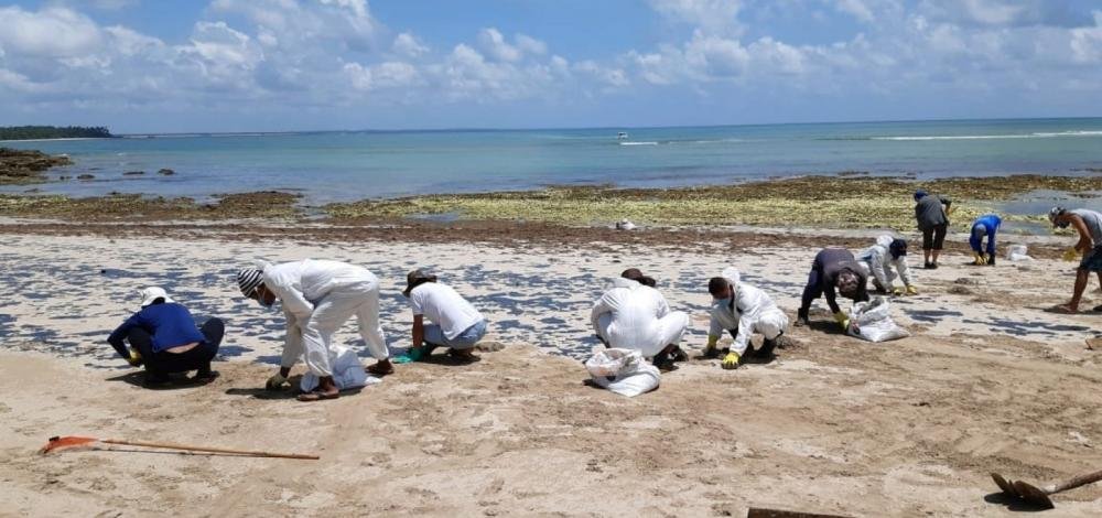 Inema começa a retirar óleo armazenado na ilha de Boipeba
