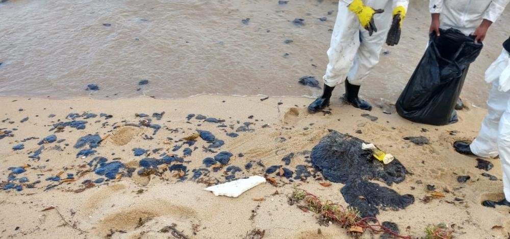 Fragmentos de óleo voltam a surgir em praia de Santa Cruz Cabrália